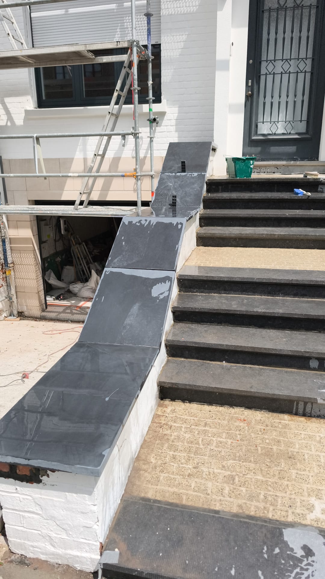 Escalier extérieur carrelé en pierre bleue - Vasmat Build Bruxelles