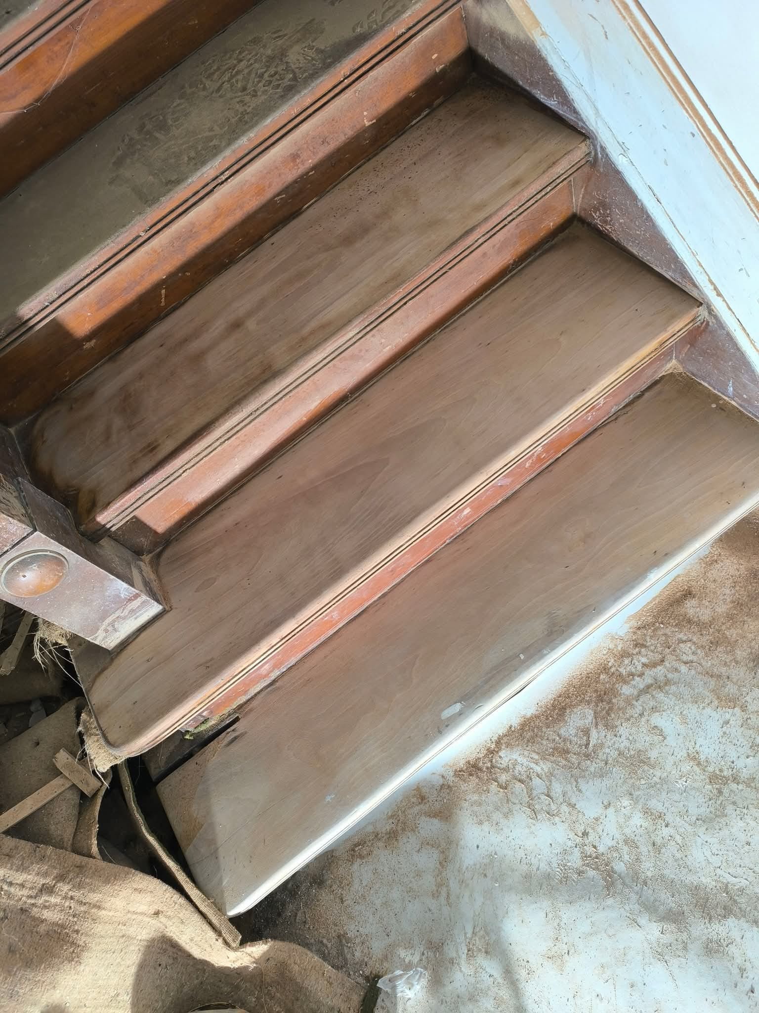 Ponçage et rénovation d'escalier en bois - Vasmat Build Bruxelles